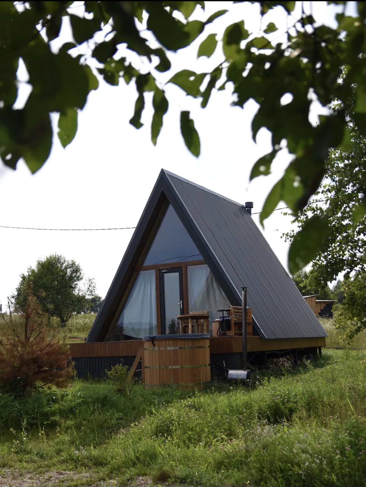 A-frame домик «Малина» с кедровой купелью на террасе среди летней зелени
