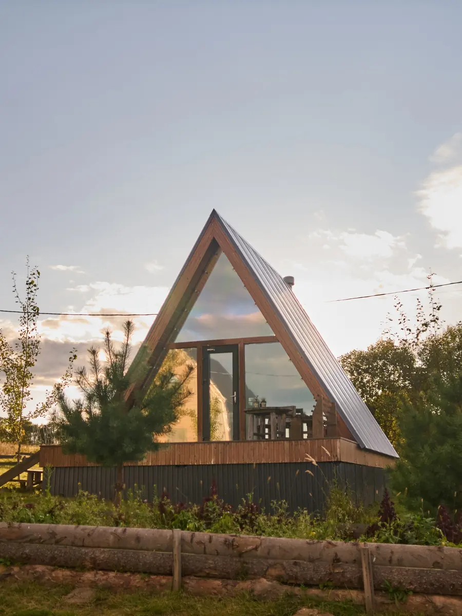 A-frame домик фито-отеля «Лаванда» в вечернем солнце, Калужская область